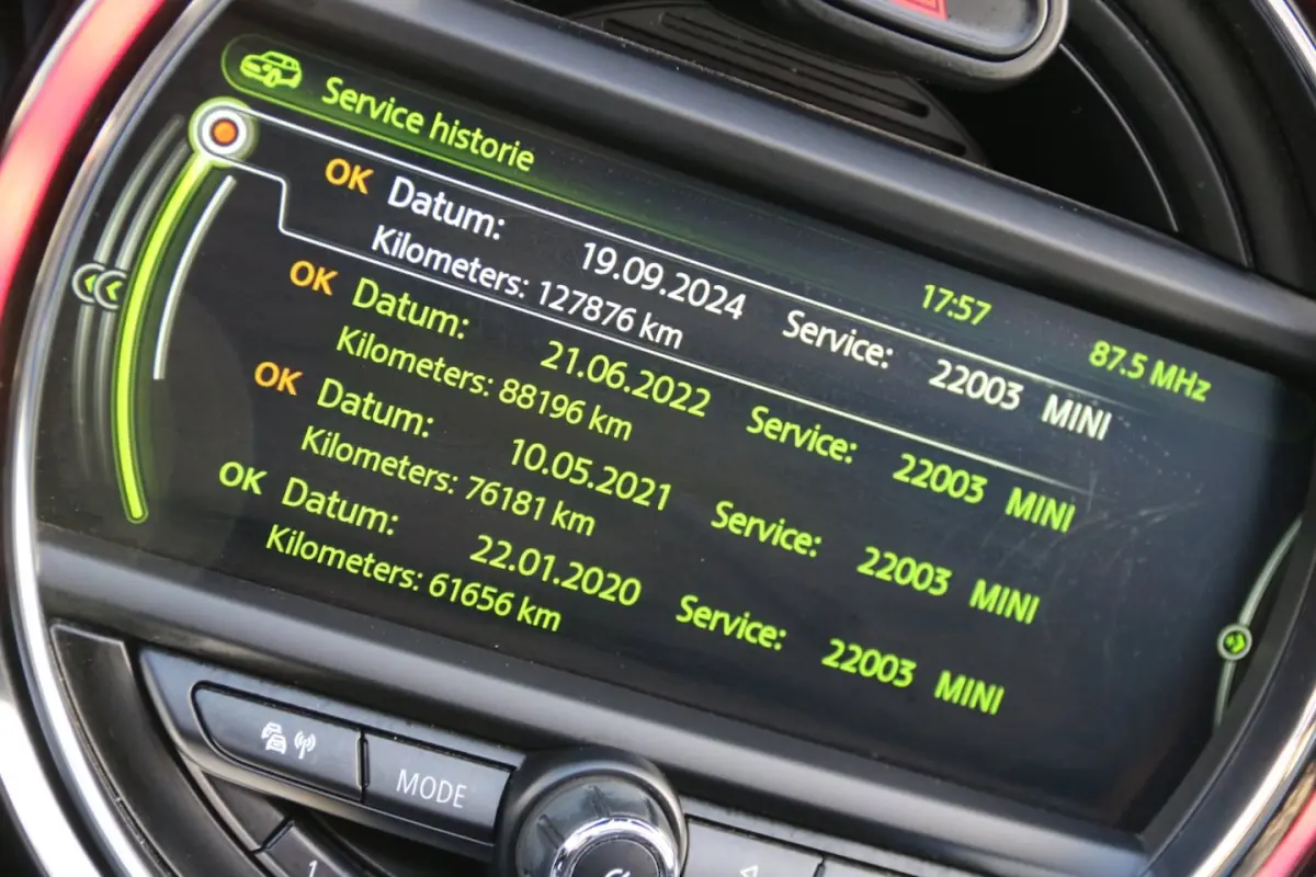 1.5 Cooper Serious Business DEALER OND. NL AUTO NAP