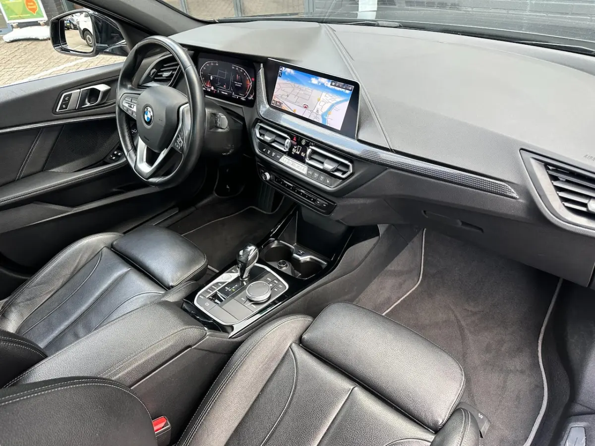 118i Business Edition Plus/SFEERVERLICHTING/NAVI/NL-AUTO NAP