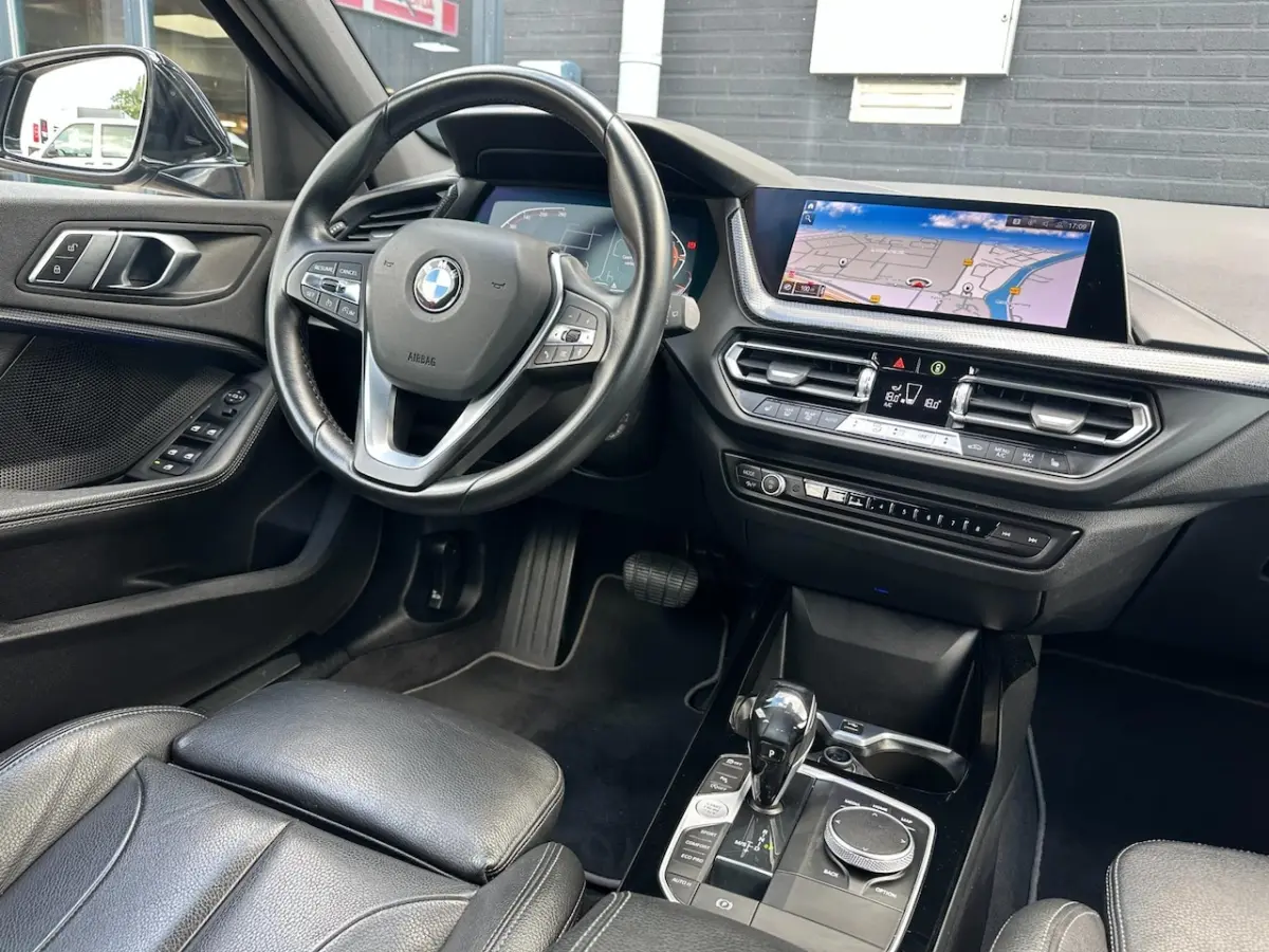118i Business Edition Plus/SFEERVERLICHTING/NAVI/NL-AUTO NAP
