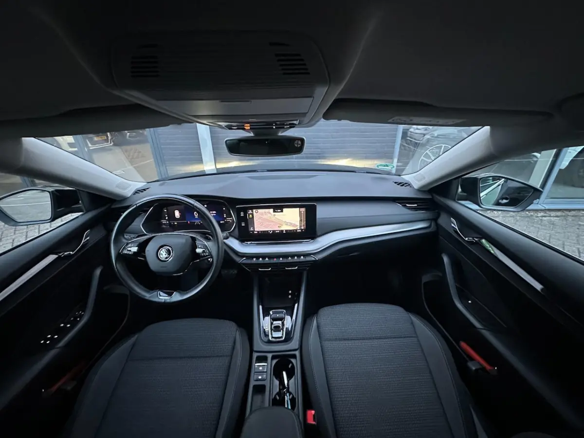 1.0 e-TSI Business Edition/APP-CONNECT/NAVI/NL-AUTO NAP
