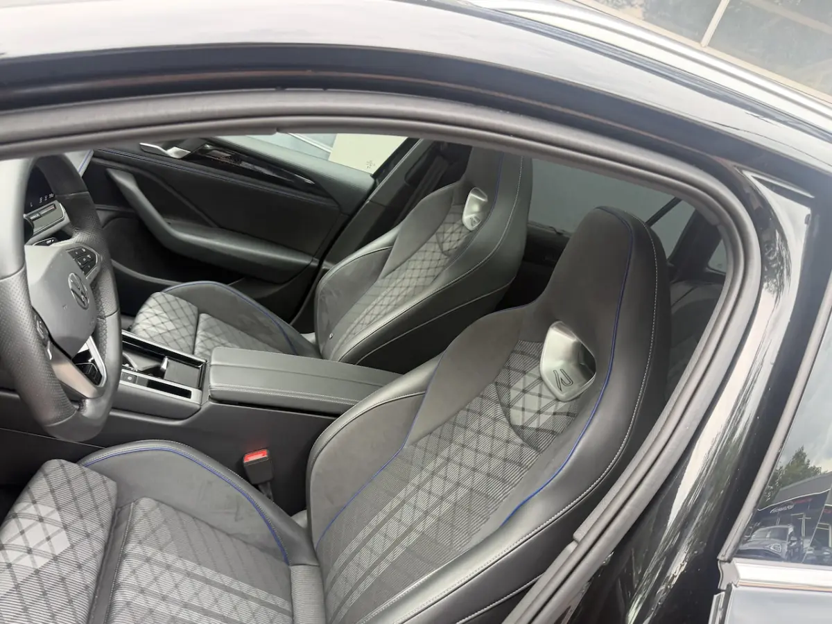 1.5 eHybrid R-Line Edition | SoH 100% | 272pk | Pano | IQ.Light | ACC | Ergo active + mass