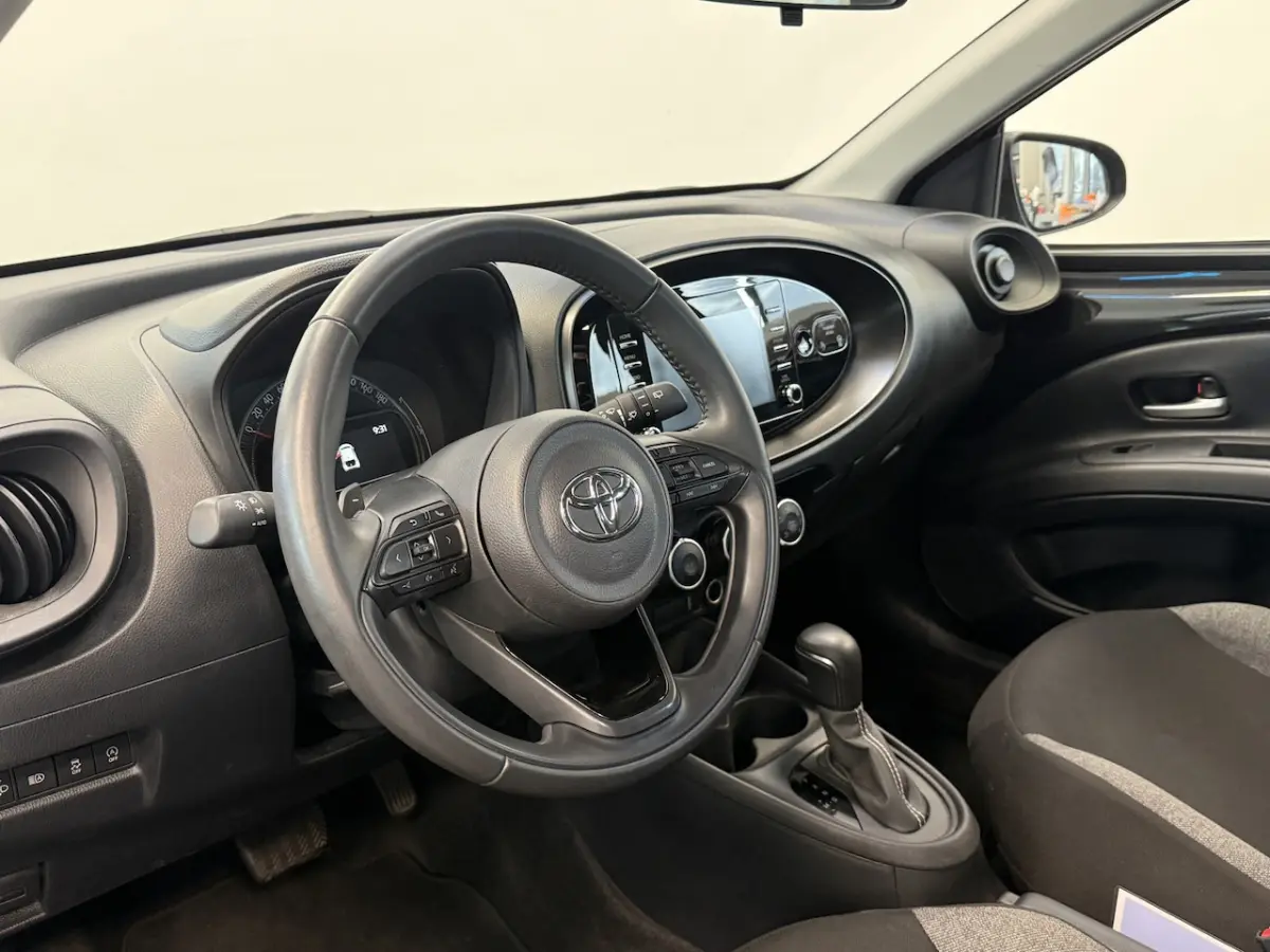 1.0 VVT-i S-CVT Play 24 Maanden garantie* (Vraag naar de voorwaarden)