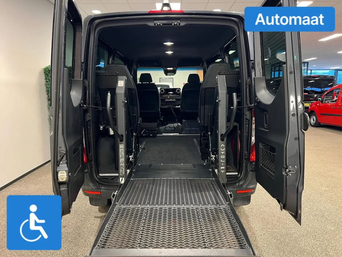 L1H1 Rolstoelbus Zelfrijder Rolstoel achter stuur