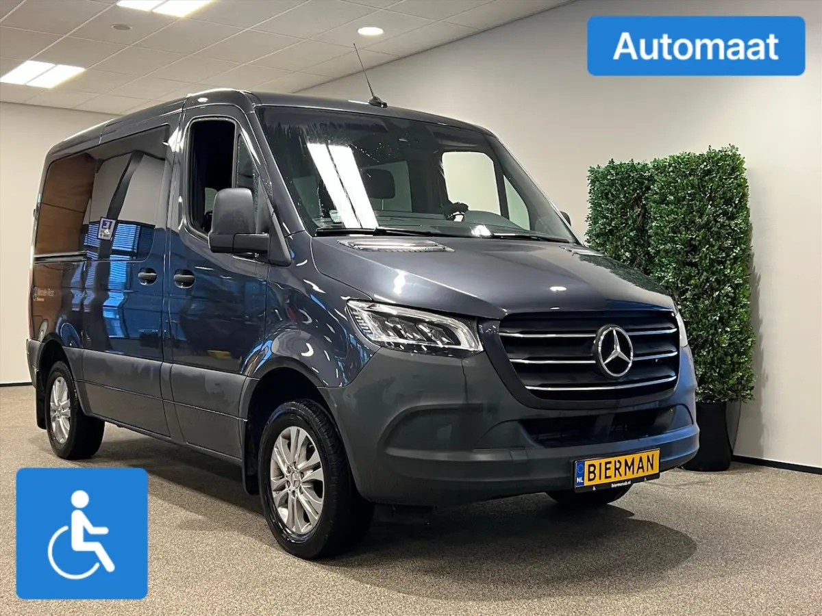 L1H1 Rolstoelbus Zelfrijder Rolstoel achter stuur
