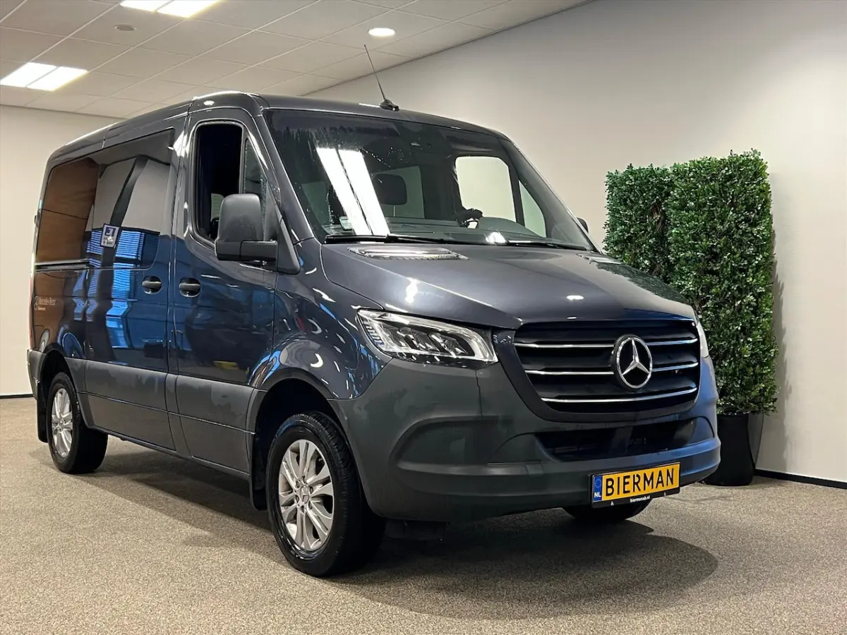 L1H1 Rolstoelbus Zelfrijder Rolstoel achter stuur