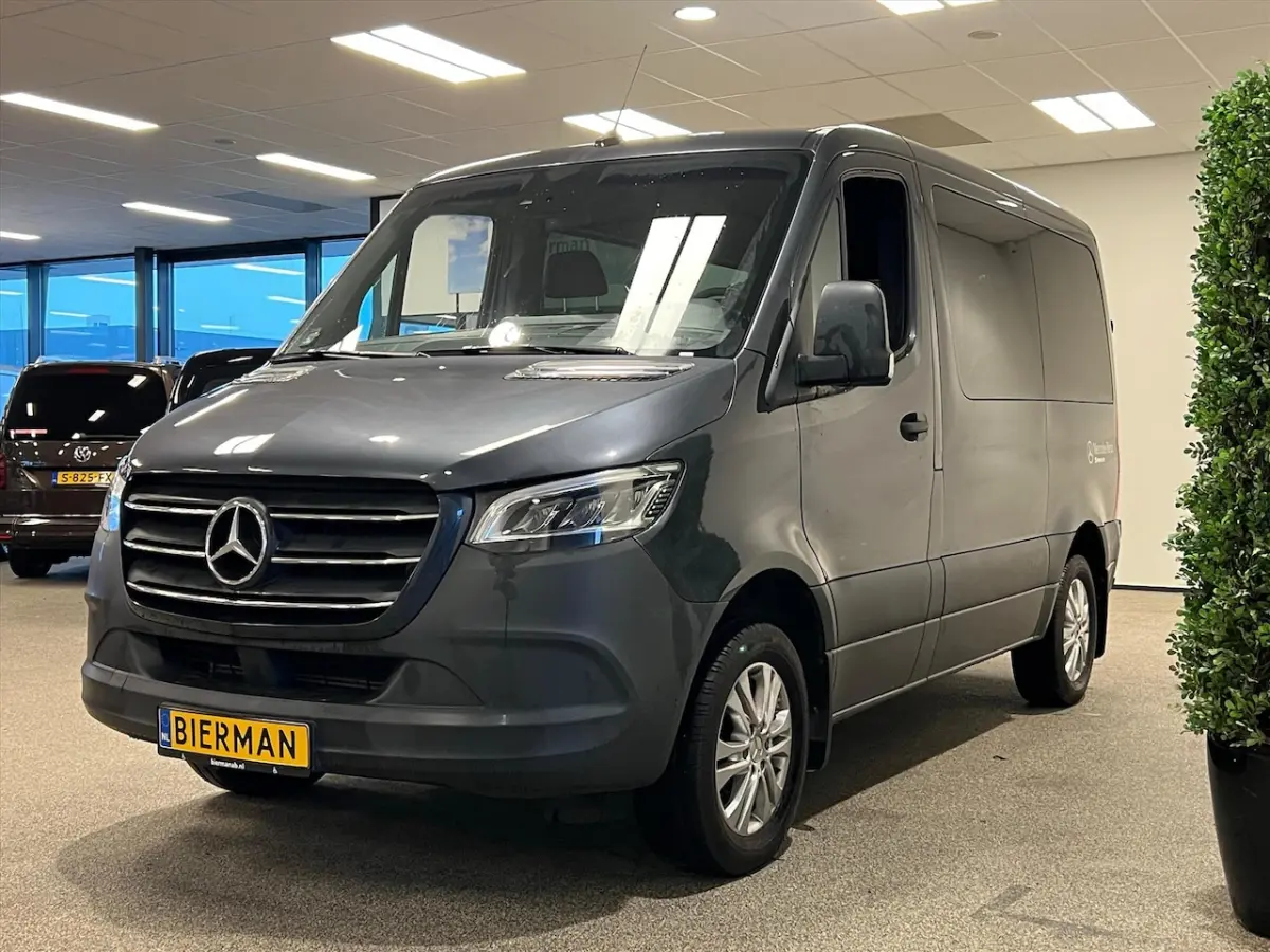 L1H1 Rolstoelbus Zelfrijder Rolstoel achter stuur