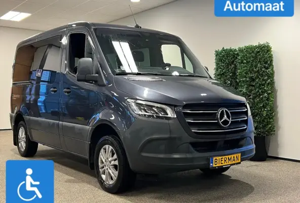 L1H1 Rolstoelbus Zelfrijder Rolstoel achter stuur