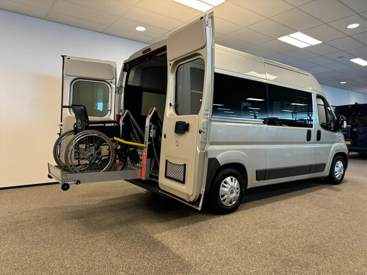 L2H2 Rolstoelbus - Rolstoel voorin