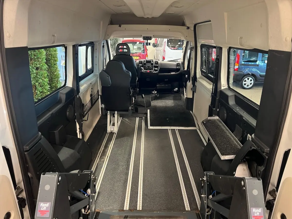 L2H2 Rolstoelbus - Rolstoel voorin