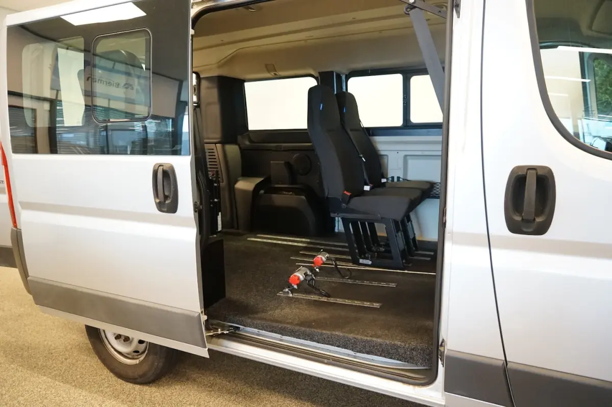 L1H1 Rolstoelbus Rolstoel voorin