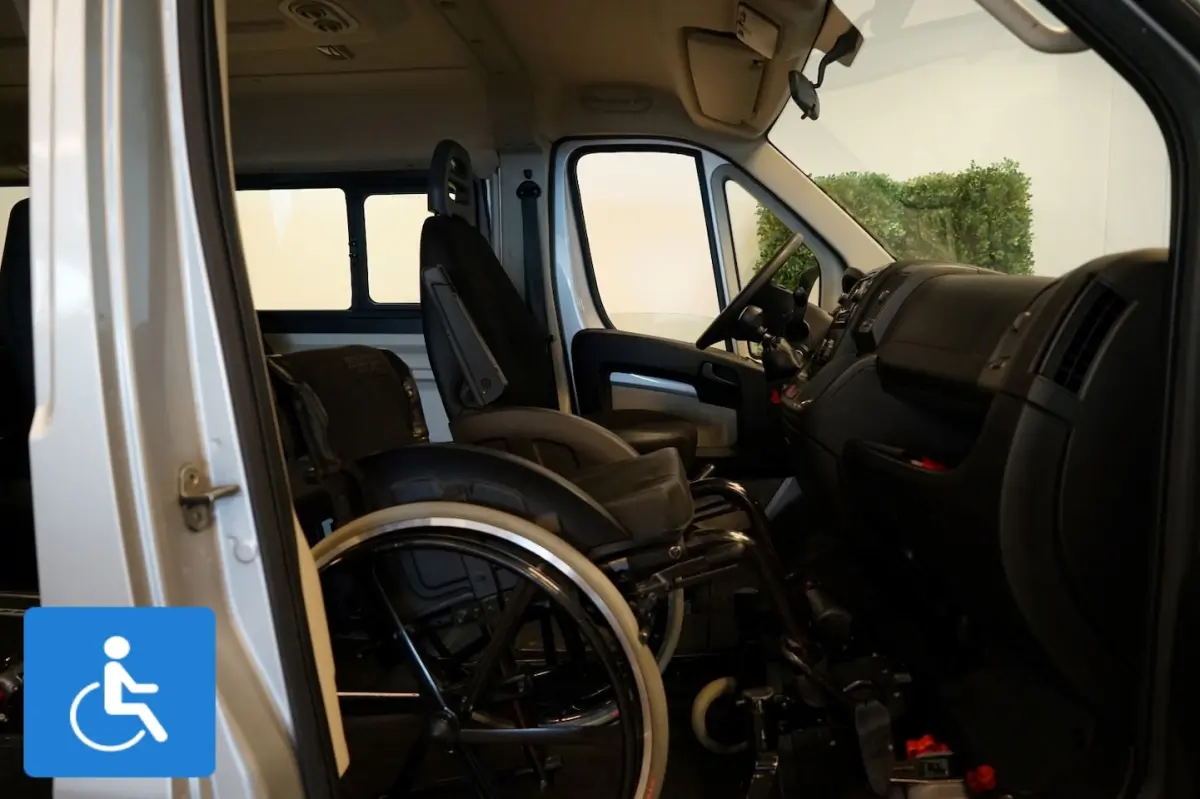 L1H1 Rolstoelbus Rolstoel voorin