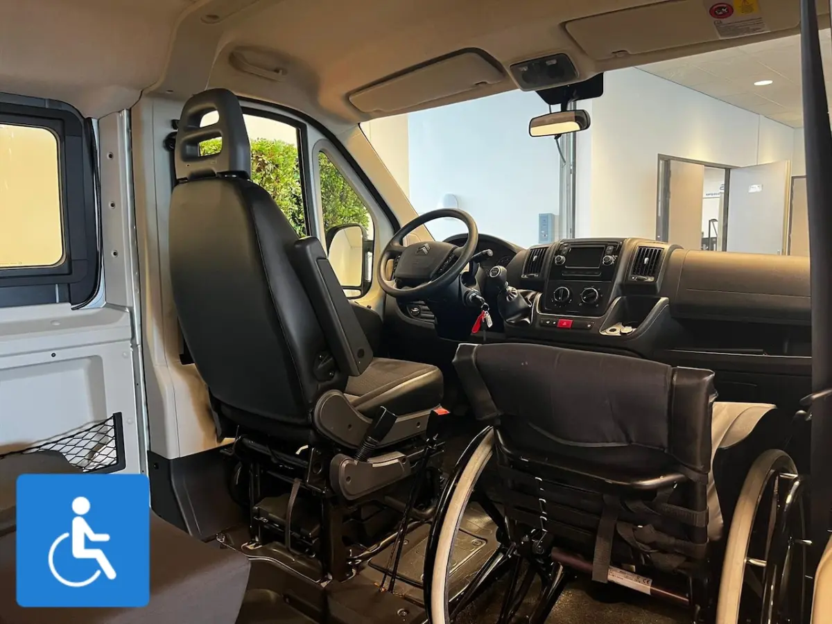 L1H1 Rolstoelbus Rolstoel voorin