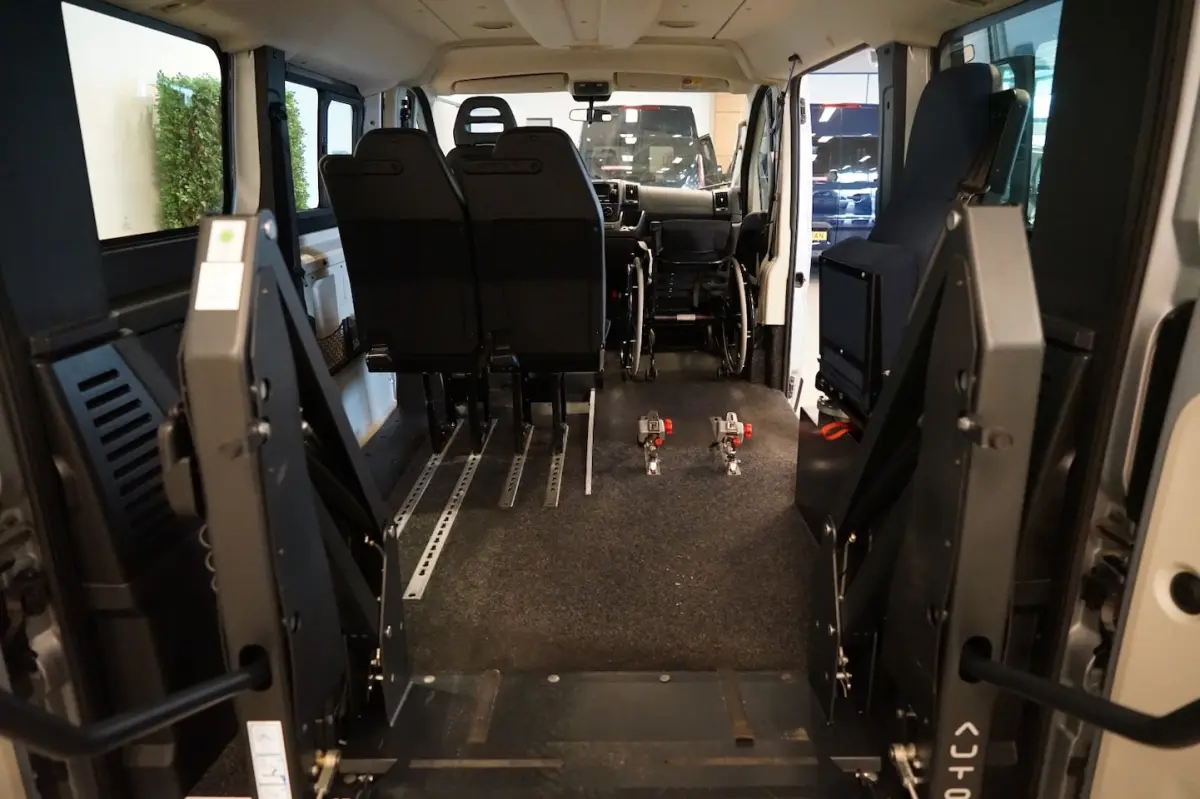 L1H1 Rolstoelbus Rolstoel voorin