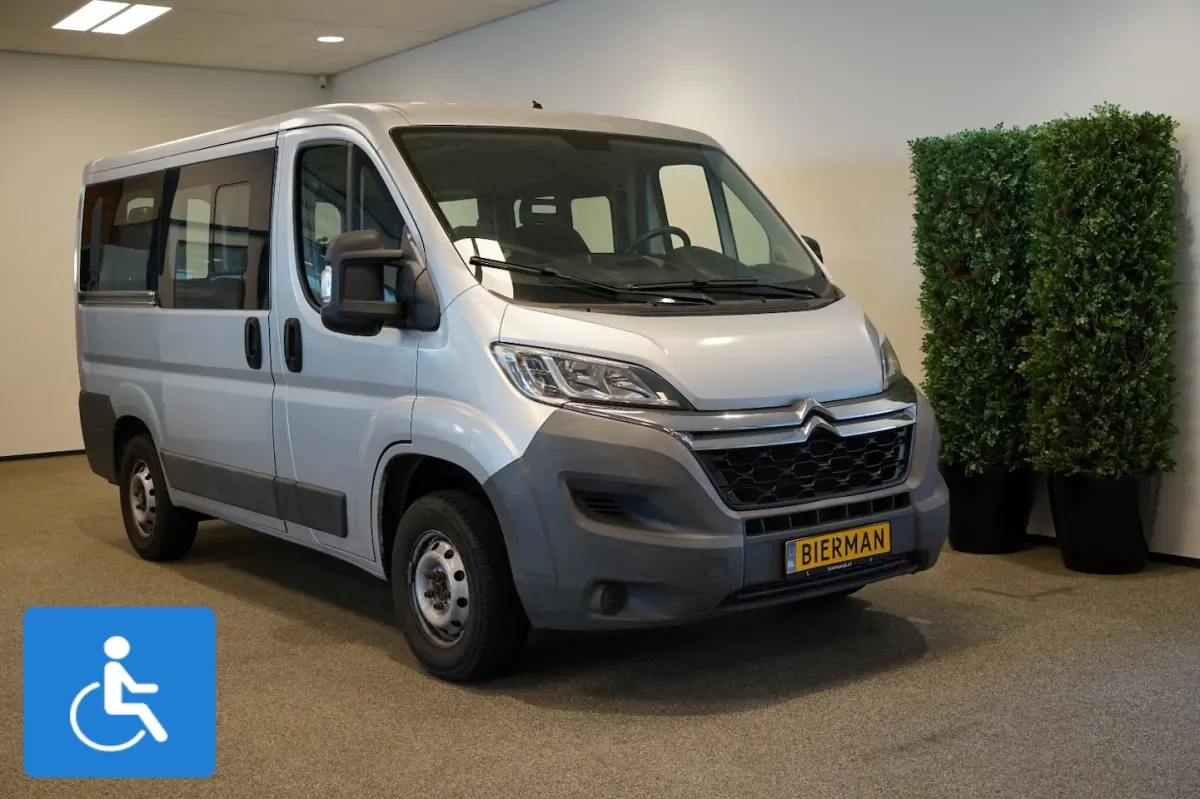 L1H1 Rolstoelbus Rolstoel voorin