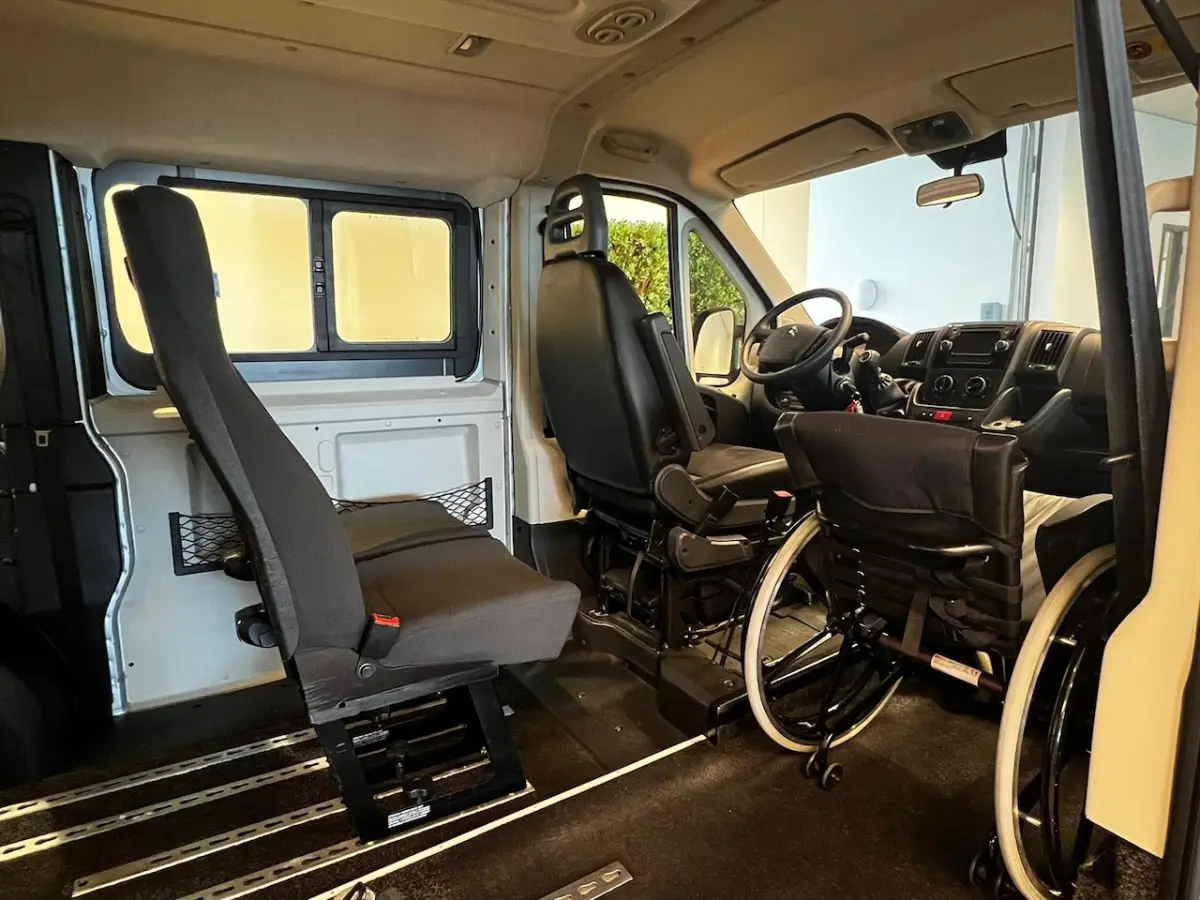 L1H1 Rolstoelbus Rolstoel voorin