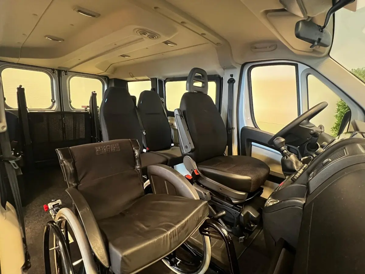 L1H1 Rolstoelbus Rolstoel voorin