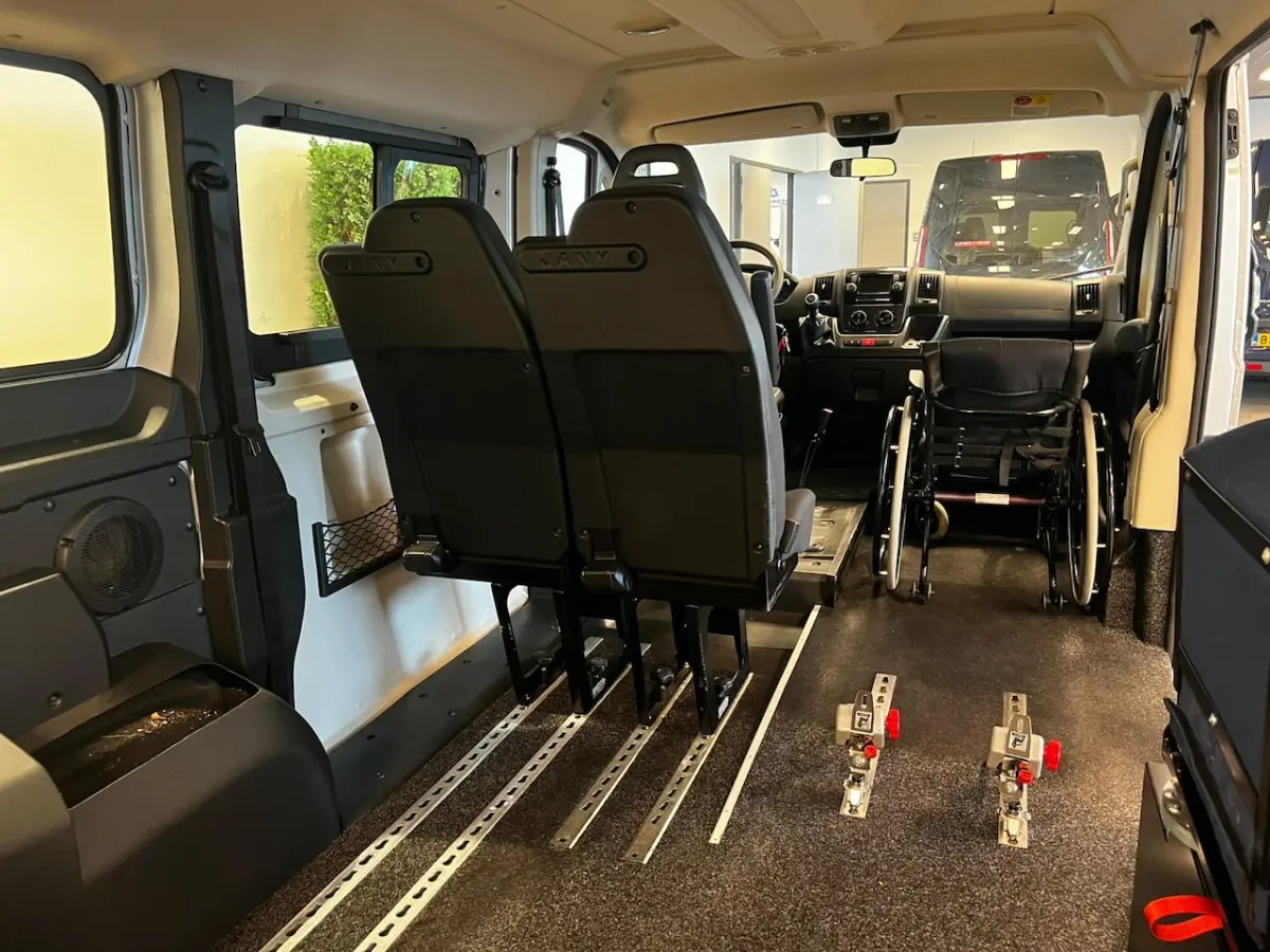 L1H1 Rolstoelbus Rolstoel voorin