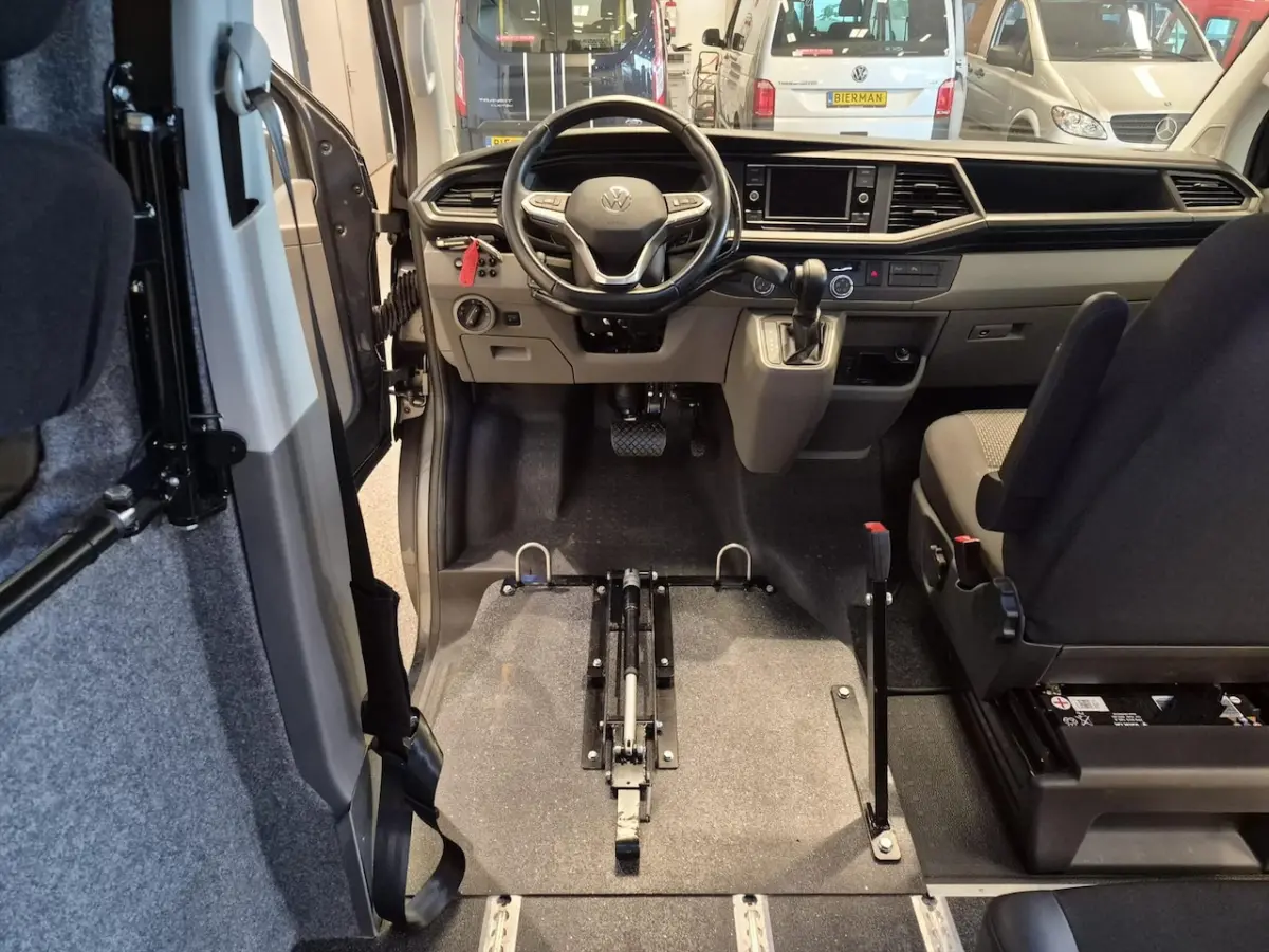 L1H1 Rolstoelbus Automaat - rolstoel achter het stuur (handbediening HBR+SG)