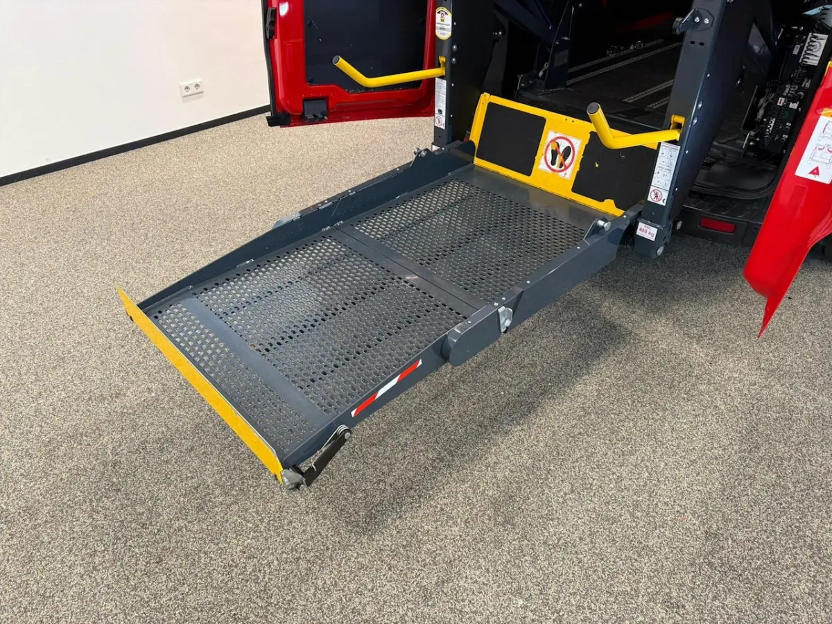 L1H1 Rolstoelbus rolstoel (airco) rolstoel voorin