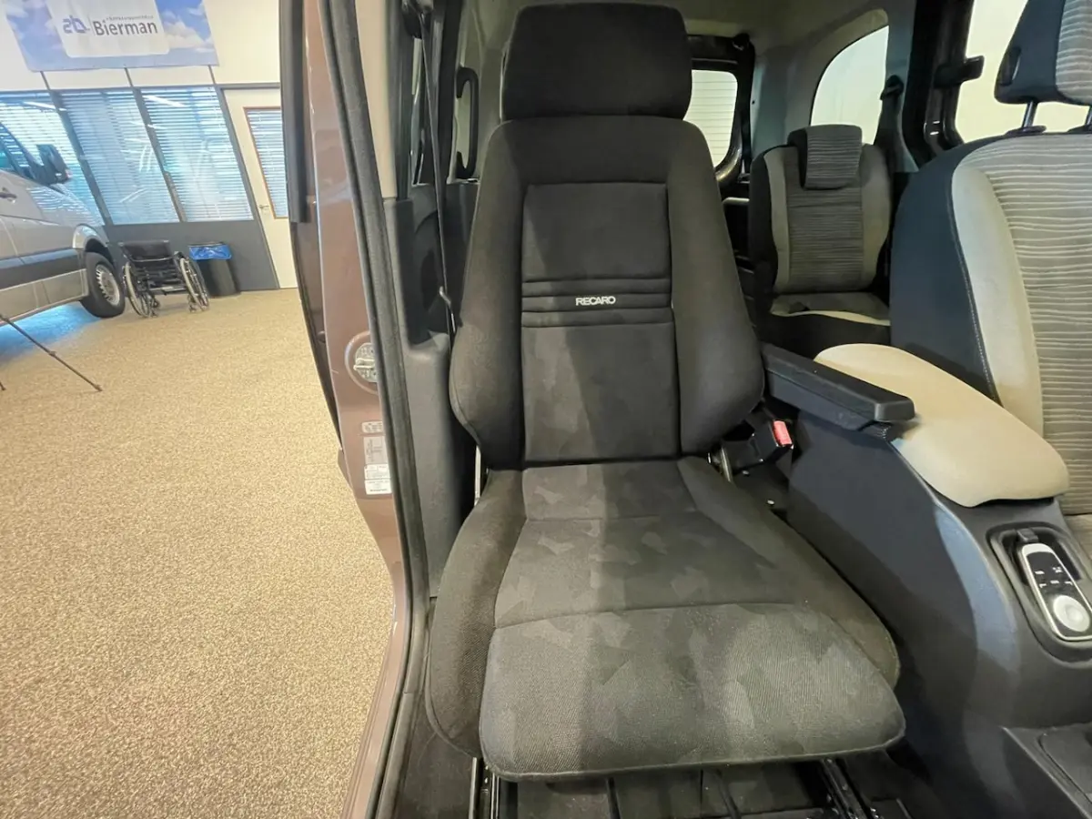 Rolstoelauto Automaat 3+1 incl. luchtvering + RECARO Speciaalstoel