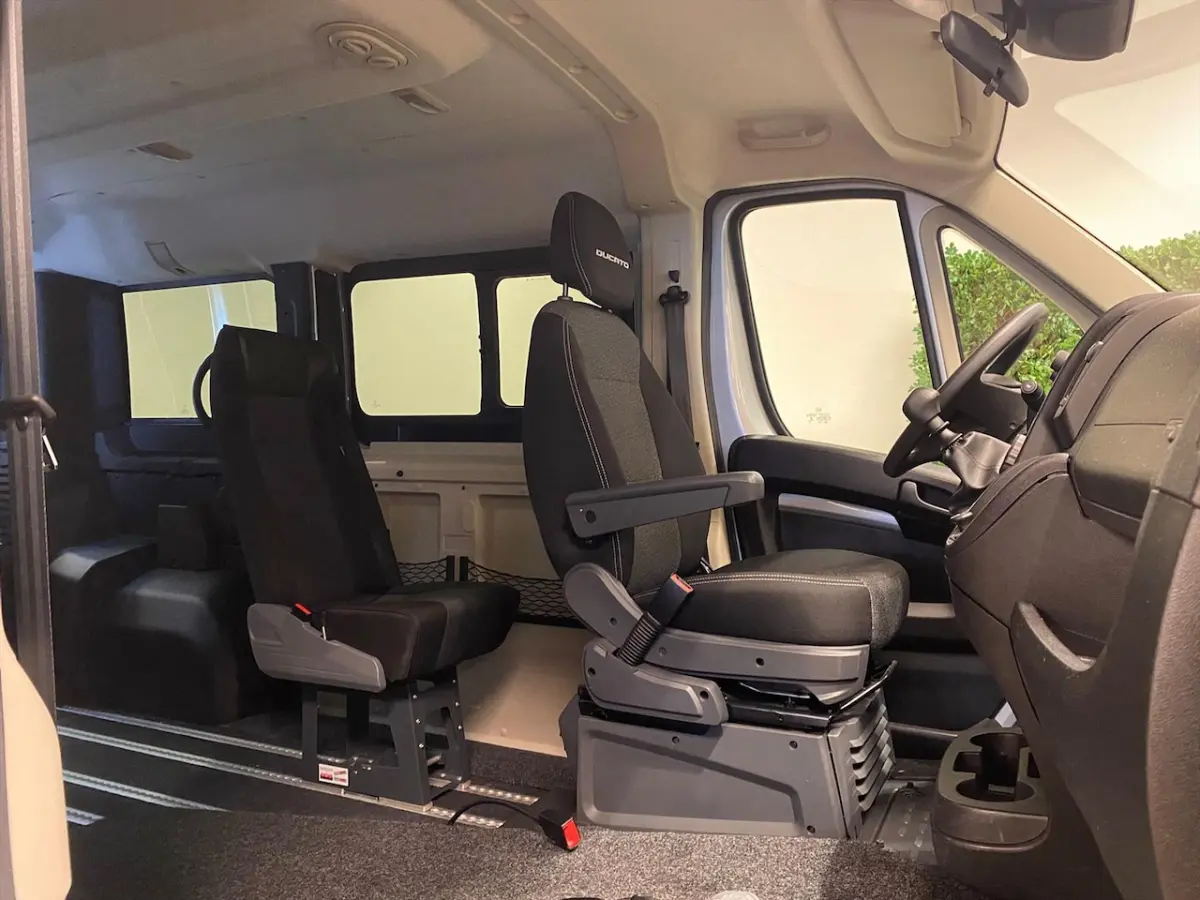 L1H1 Rolstoelbus Rolstoel voorin