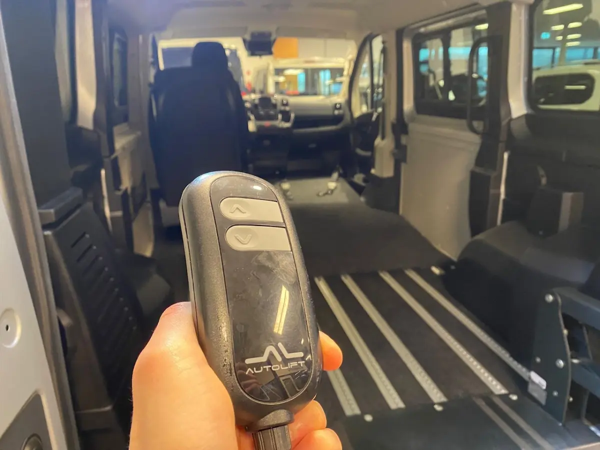 L1H1 Rolstoelbus Rolstoel voorin