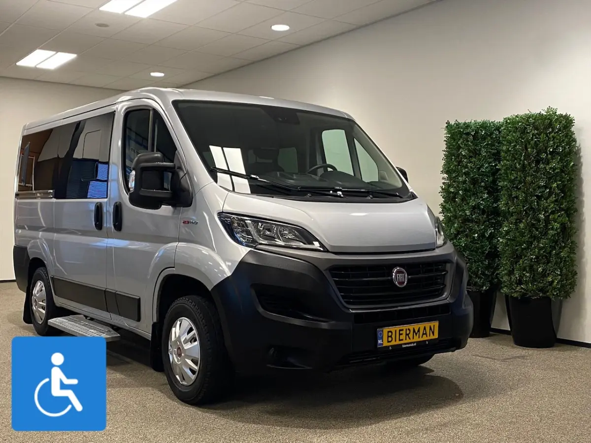 L1H1 Rolstoelbus Rolstoel voorin