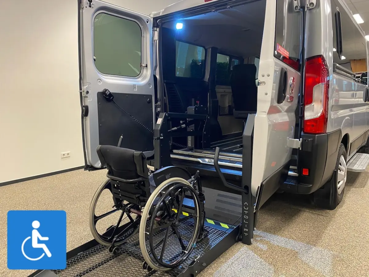 L1H1 Rolstoelbus Rolstoel voorin