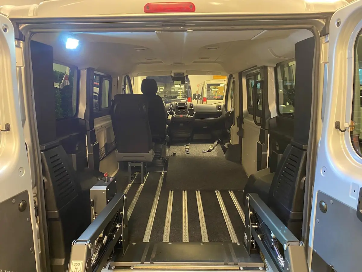 L1H1 Rolstoelbus Rolstoel voorin