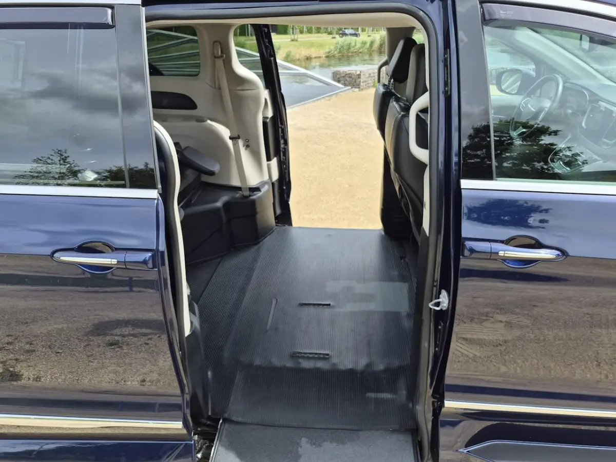 Rolstoelauto LUXE 5+1 of 4+1 (rolstoel voorin SBS of DFW)