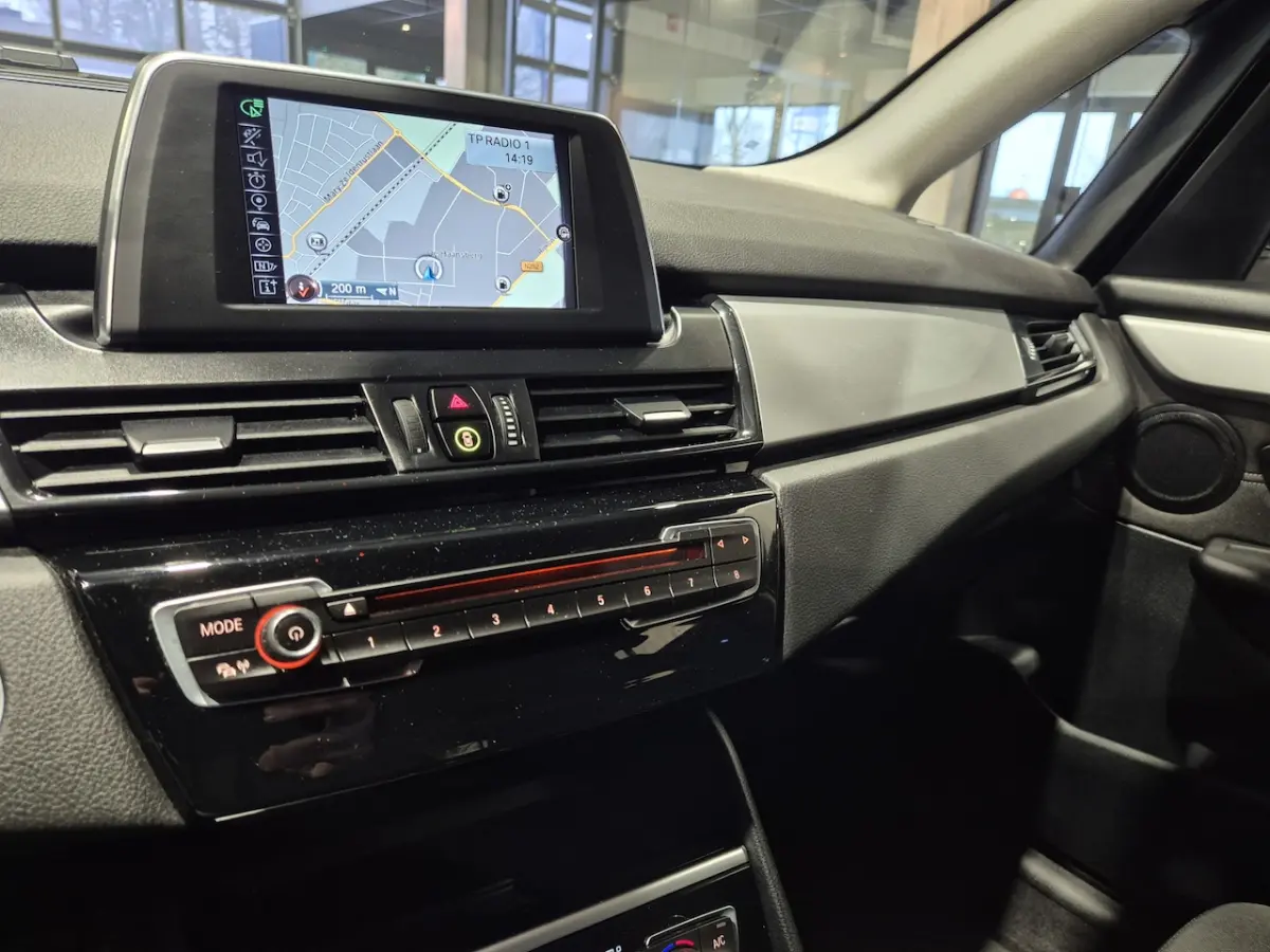 218i Centennial Executive Navigatie | LED | Airco | Trekhaak |