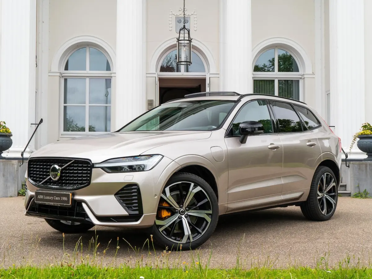 2.0 T6 AWD Plus Dark | Pano | Head-up | Harman K | 360 camera |