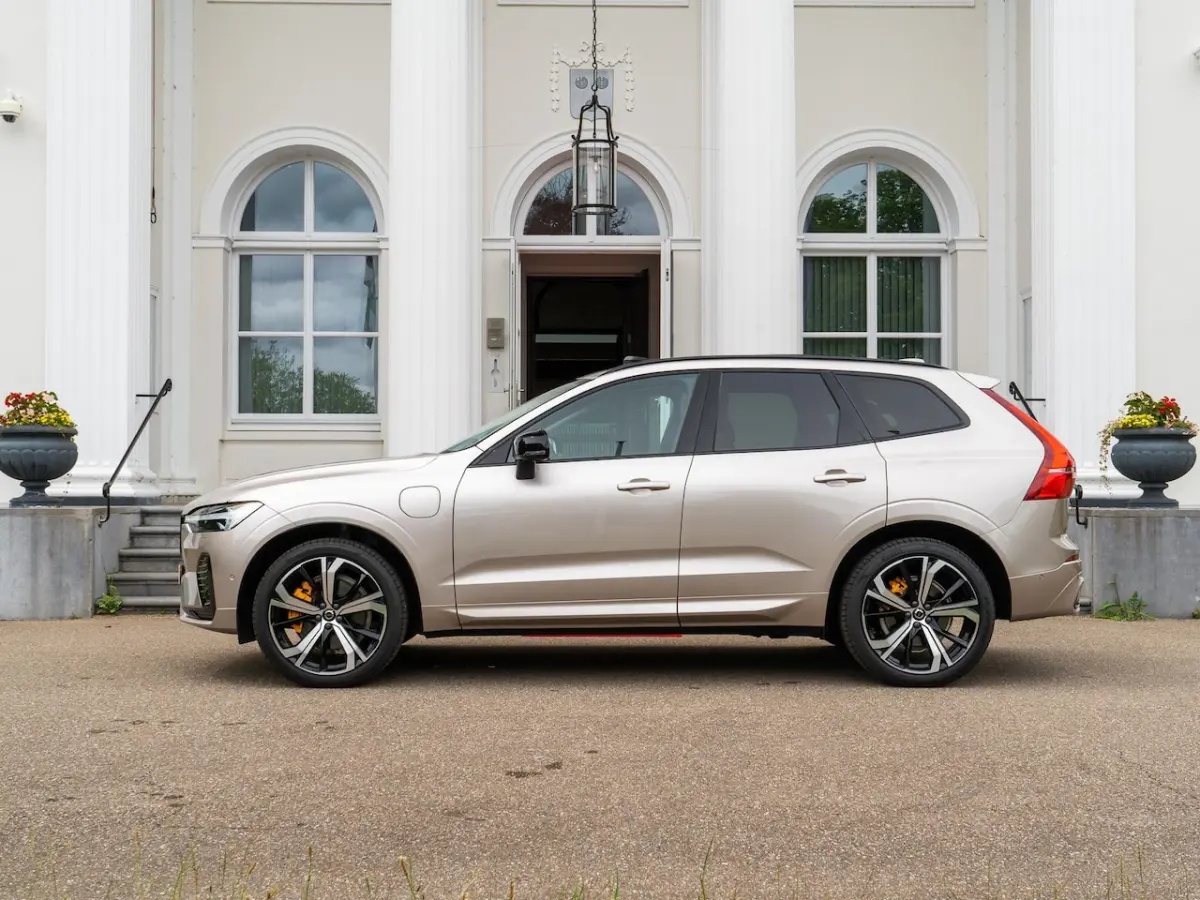 2.0 T6 AWD Plus Dark | Pano | Head-up | Harman K | 360 camera |