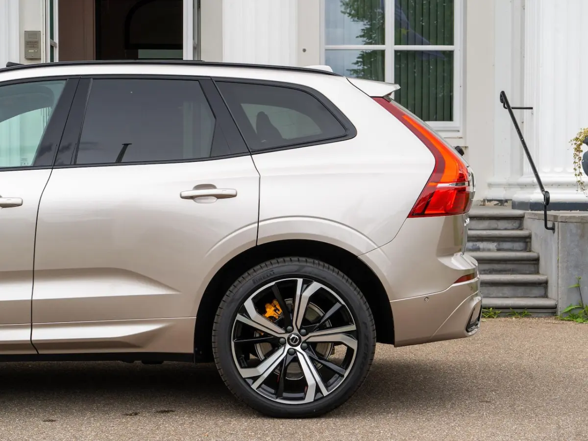 2.0 T6 AWD Plus Dark | Pano | Head-up | Harman K | 360 camera |