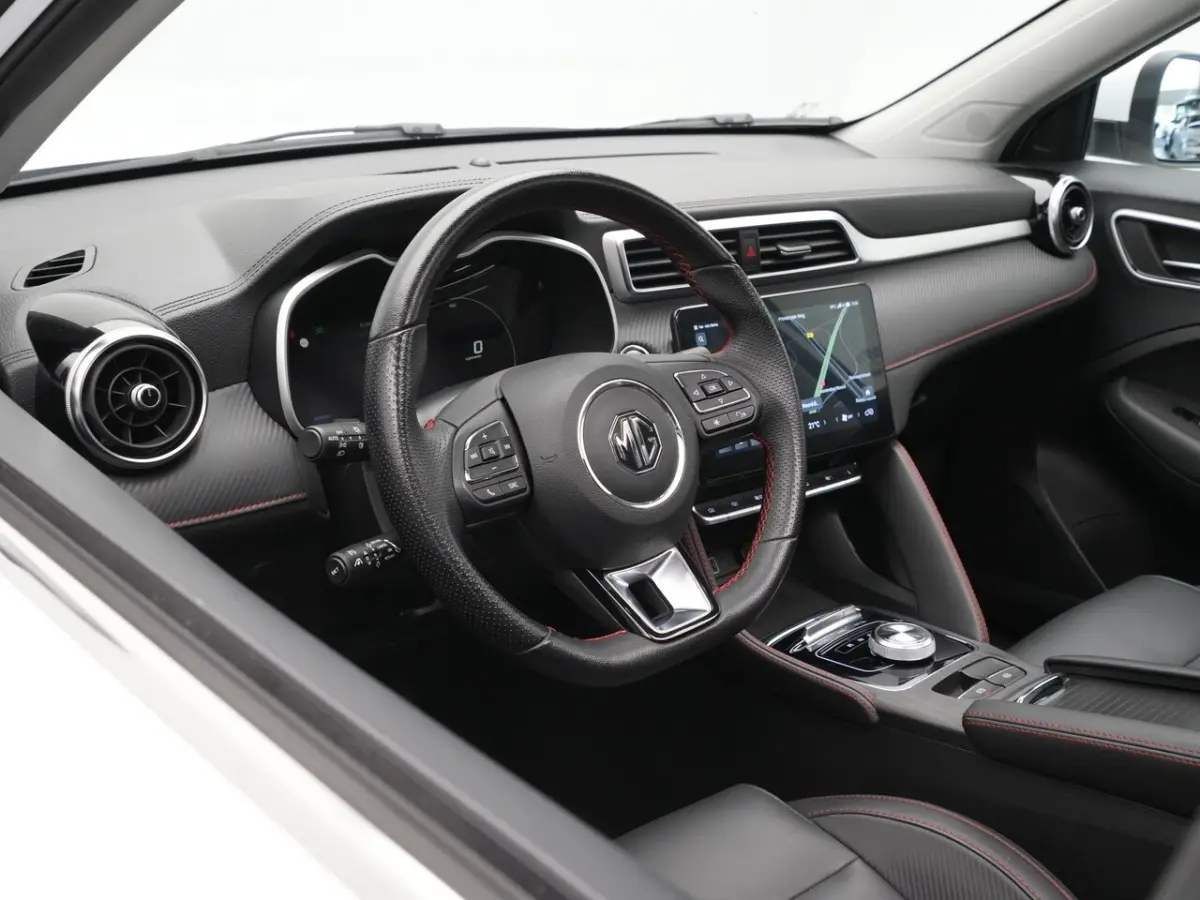 EV Standard Range Luxury 50 kWh Pano | Navi | 360Camera | Android/Carplay | Stoelverw. 310