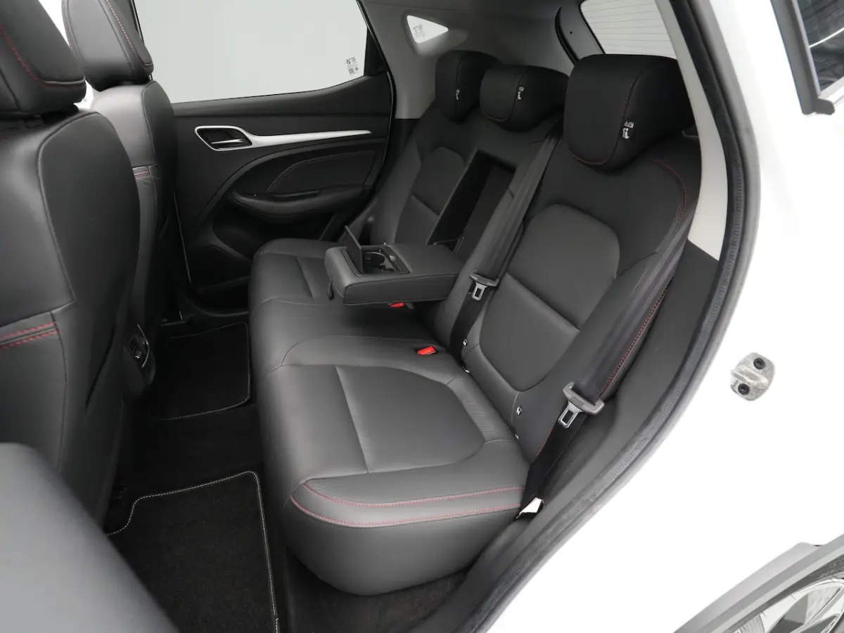 EV Standard Range Luxury 50 kWh Pano | Navi | 360Camera | Android/Carplay | Stoelverw. 310