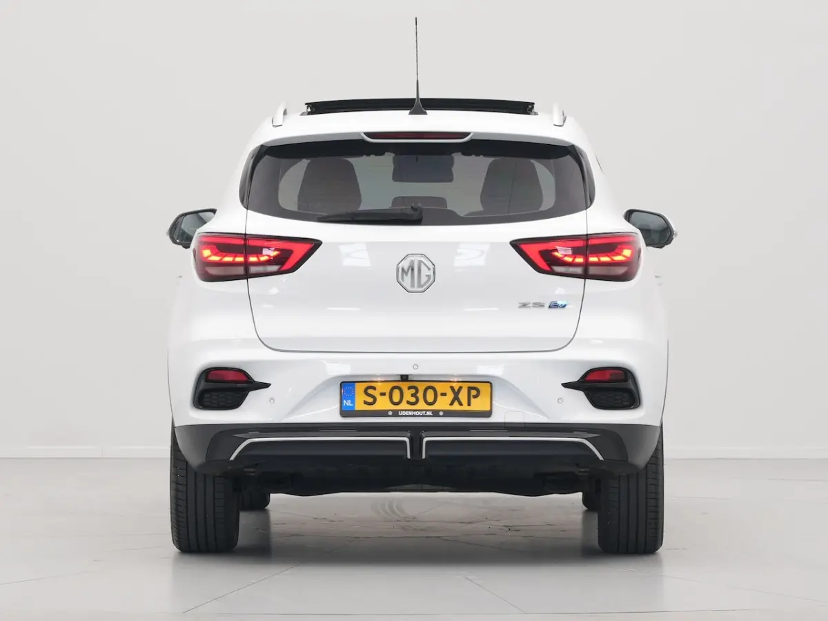 EV Standard Range Luxury 50 kWh Pano | Navi | 360Camera | Android/Carplay | Stoelverw. 310