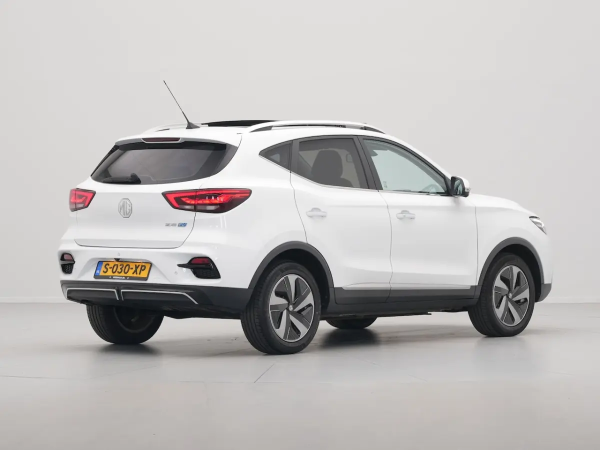 EV Standard Range Luxury 50 kWh Pano | Navi | 360Camera | Android/Carplay | Stoelverw. 310
