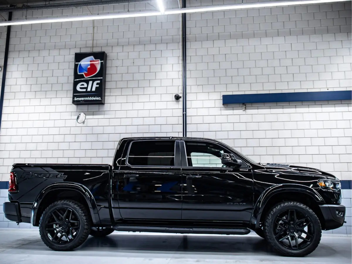 Rebel Night | 3.0L I6 | Twin Turbo | 420 PK