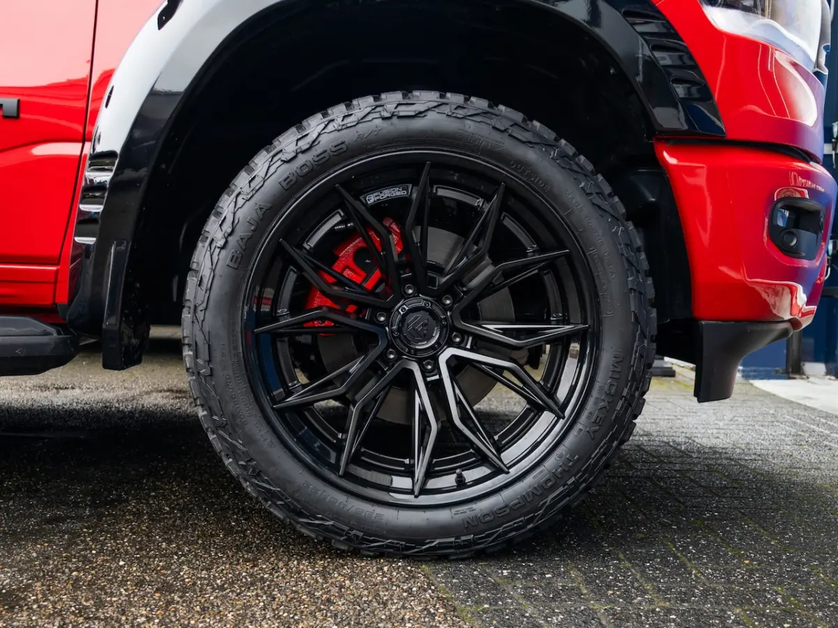 Laramie Night Edition | 5.7L Hemi V8 | 12" Uconnect