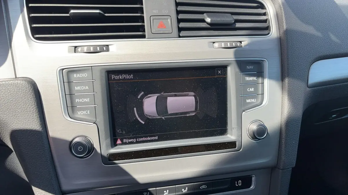 1.0 TSI Business Edition Connected TREKHAAK / CAMERA / NAVI / CLIMA / PDC / BLUETOOTH / CR