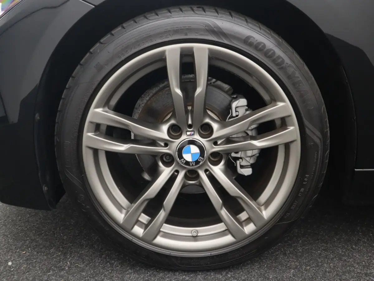 318i M Sport Edition M-PAKKET / BLACK OPTIC / FULL LED / LEDER / STOELVERW / GR NAVI / CLI