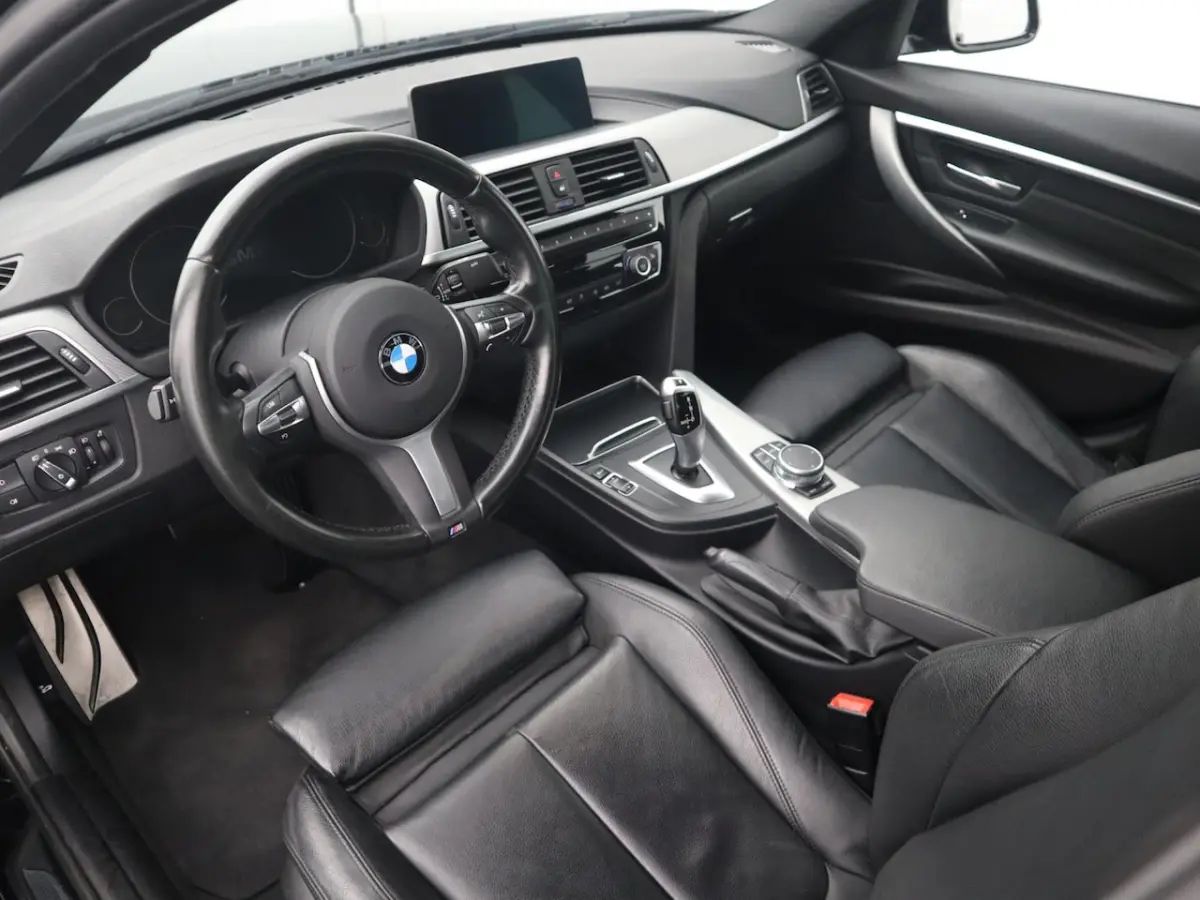 318i M Sport Edition M-PAKKET / BLACK OPTIC / FULL LED / LEDER / STOELVERW / GR NAVI / CLI