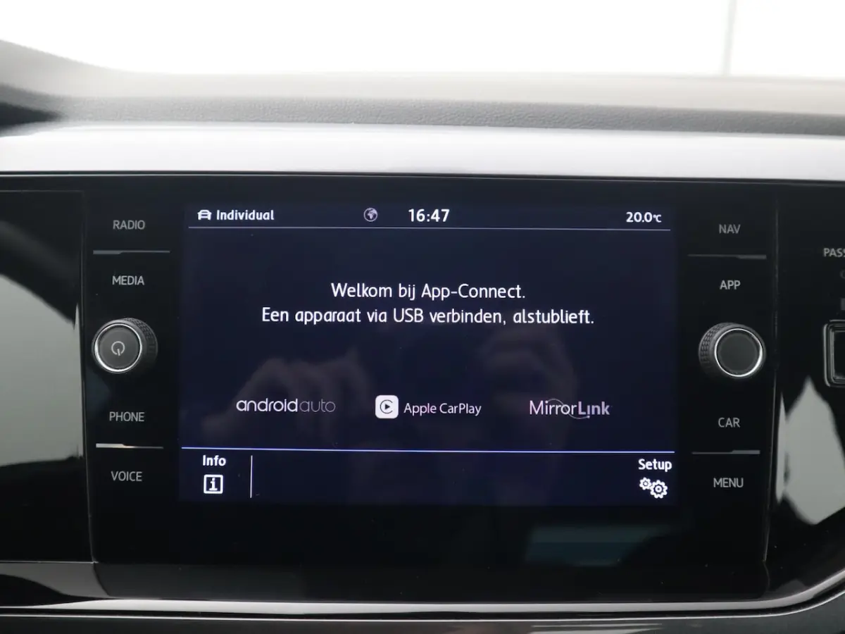 1.0 TSI Highline R-LINE / WHITE SILVER / CAMERA / CARPLAY / NAVI / CLIMA / PDC / BLUETOOTH