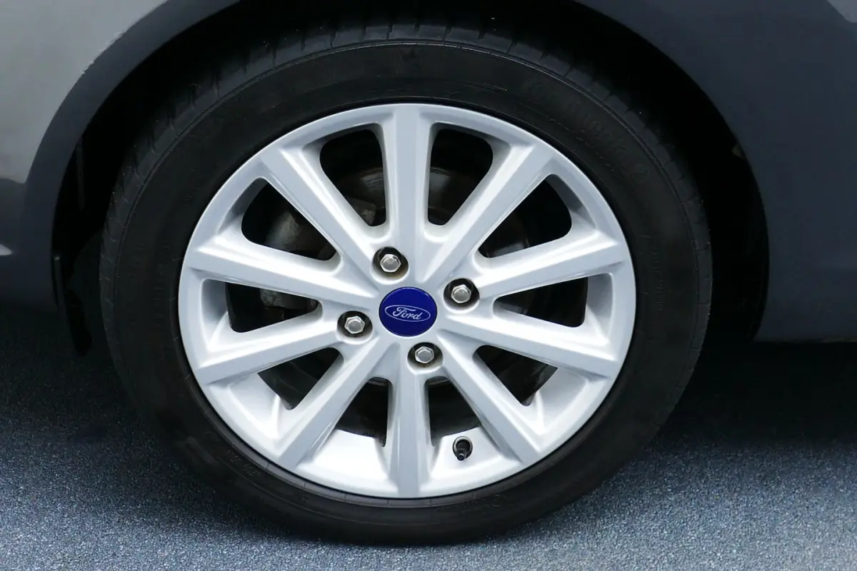 1.0 100pk EcoBoost Titanium. Navi, Clima, Cruise, 16"LMV, Park Sensors V+A