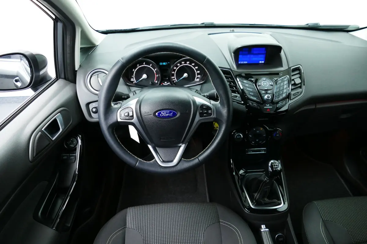 1.0 100pk EcoBoost Titanium. Navi, Clima, Cruise, 16"LMV, Park Sensors V+A
