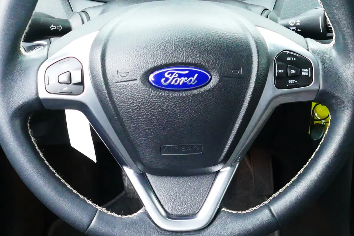1.0 100pk EcoBoost Titanium. Navi, Clima, Cruise, 16"LMV, Park Sensors V+A