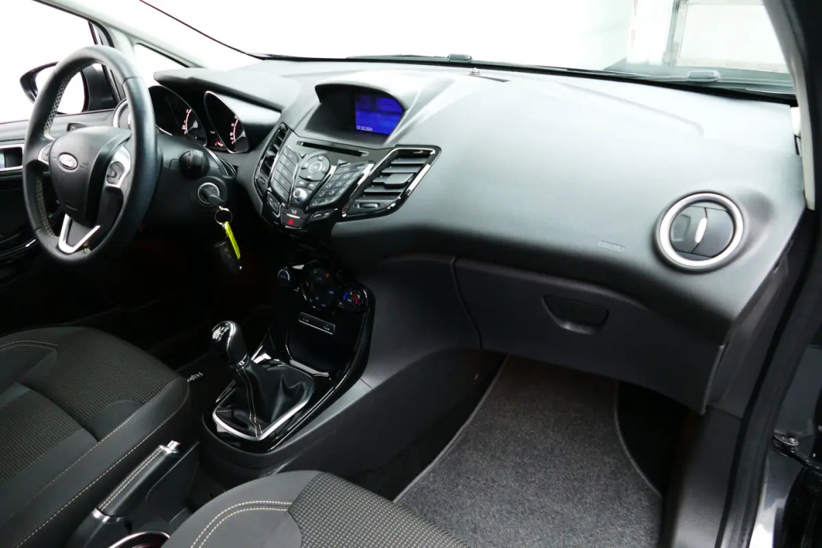 1.0 100pk EcoBoost Titanium. Navi, Clima, Cruise, 16"LMV, Park Sensors V+A