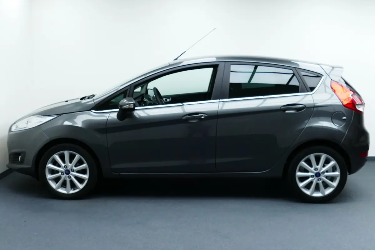 1.0 100pk EcoBoost Titanium. Navi, Clima, Cruise, 16"LMV, Park Sensors V+A
