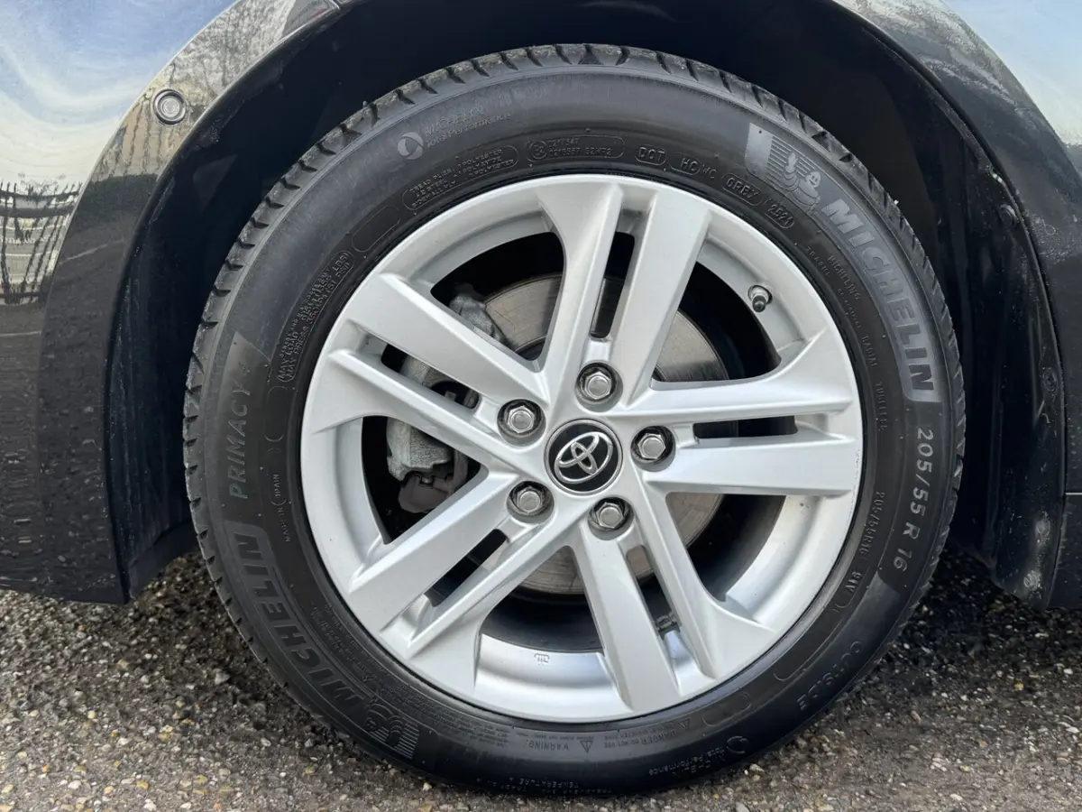 1.8 Hybrid Dynamic // FULL LED // NAVI // CAMERA // KEYLESS // ADAPTIVE CRUISE // PDC V+A